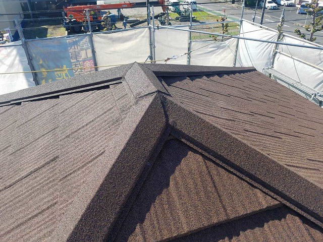 各務原市でディーズルーフィング社の自然石粒付き鋼板屋根材エコグラーニで屋根カバー工法、屋根材の詳細を解説